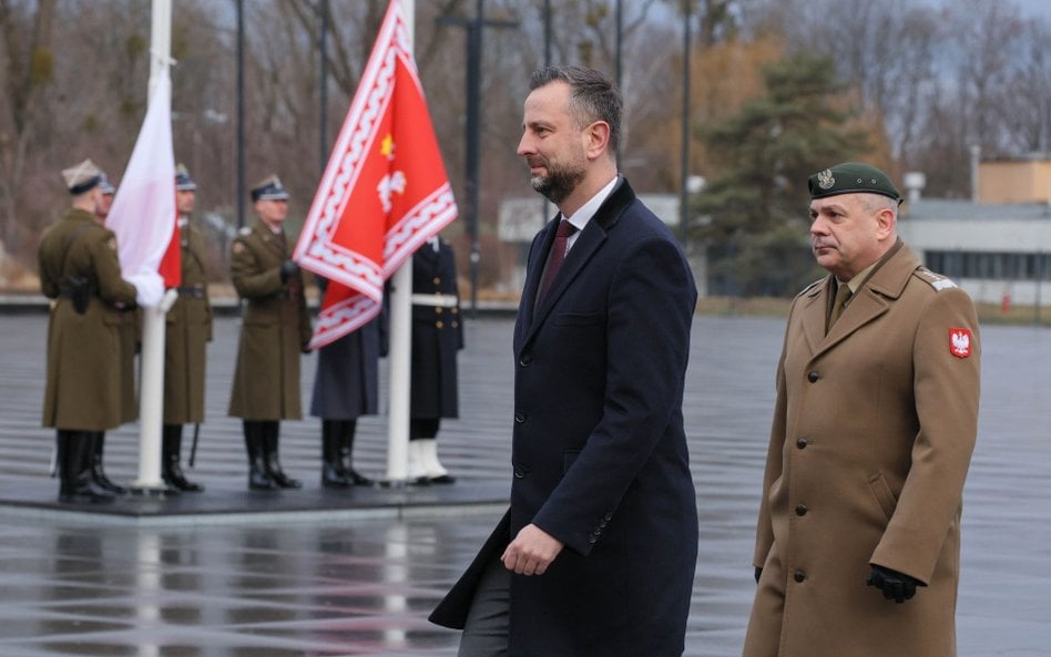 Szef MON Władysław Kosiniak-Kamysz  i szef Sztabu Generalnego WP gen. Wiesław Kukuła  podczas odpraw