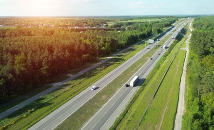 Wykonując manewry na autostradzie, należy kierować się przede wszystkim względami bezpieczeństwa.