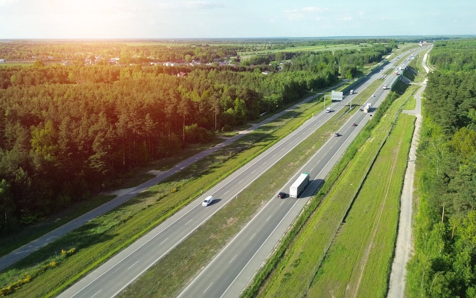 Wykonując manewry na autostradzie, należy kierować się przede wszystkim względami bezpieczeństwa.