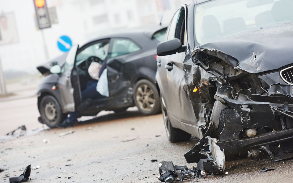 Wypadek służbowym autem - kiedy na koszt kierowcy