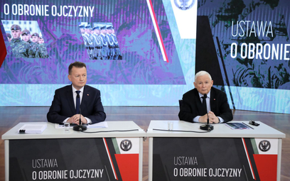 Minister obrony Mariusz Błaszczak i prezes PiS Jarosław Kaczyński w czasie prezentacji założeń Ustaw