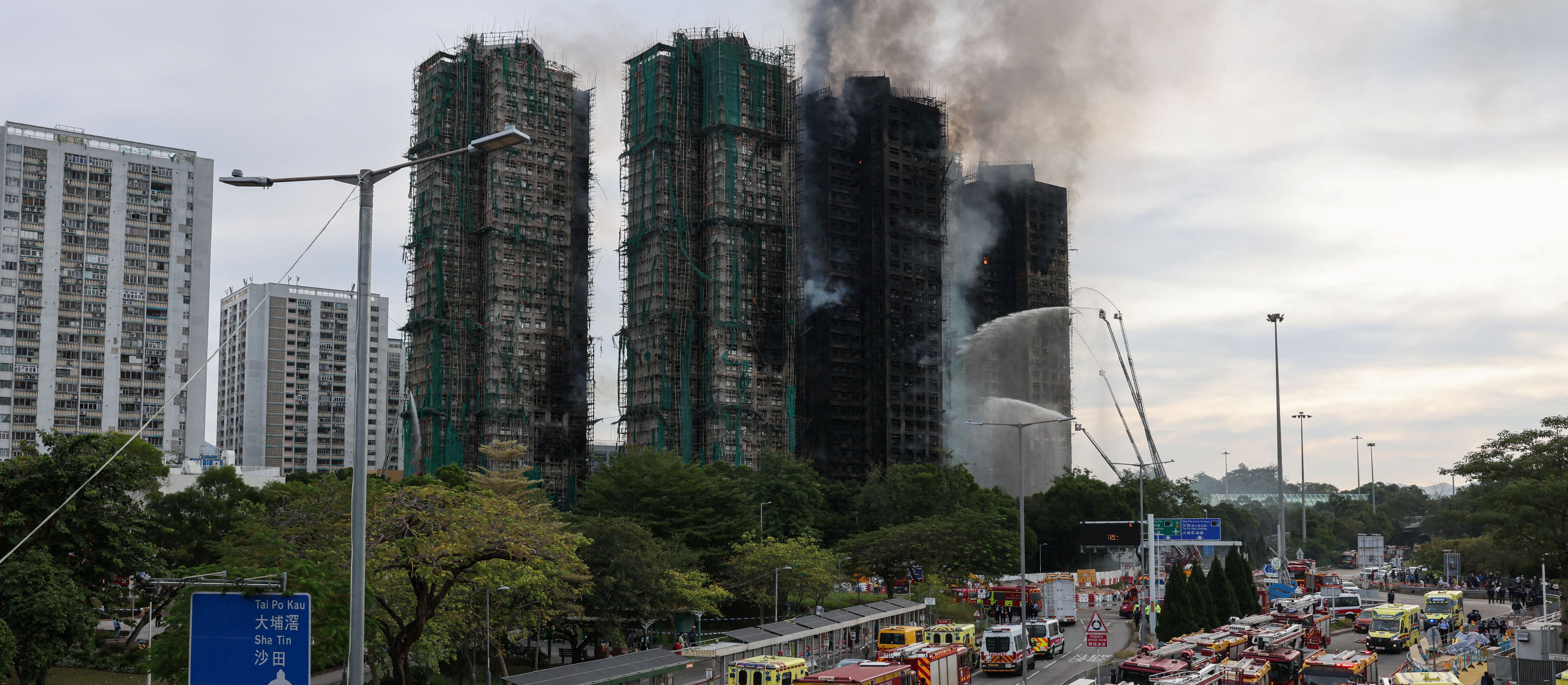 Wieżowce w Hongkongu wciąż płoną, są pierwsze zarzuty. Policja mówi o „rażących zaniedbaniach"