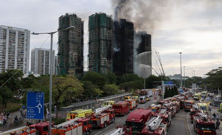 Zniszczone budynki osiedla mieszkaniowego Wang Fuk Court w Hongkongu