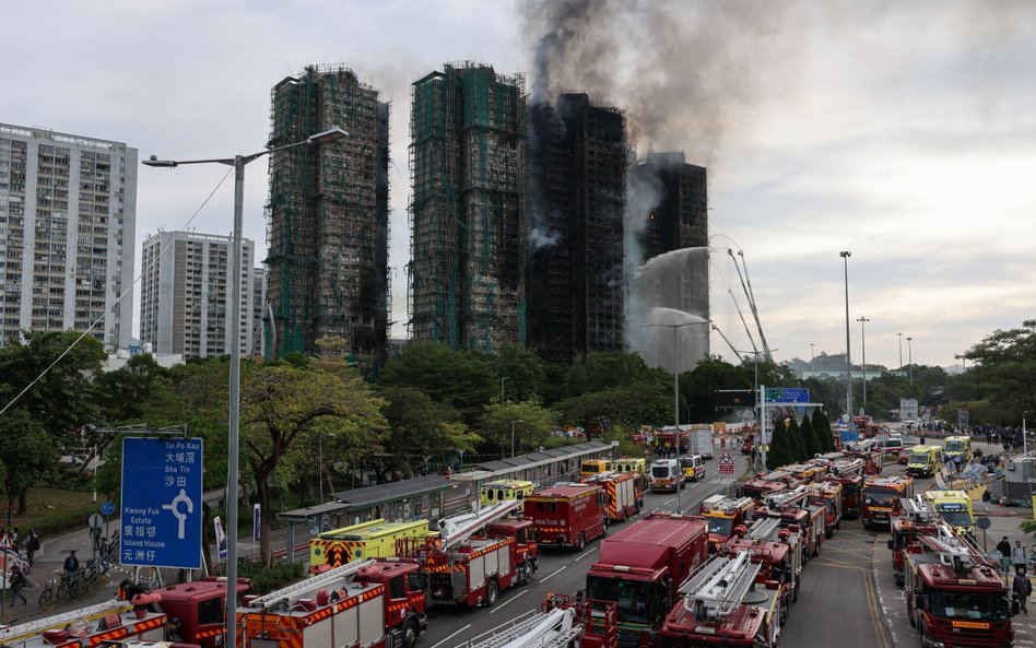 Zniszczone budynki osiedla mieszkaniowego Wang Fuk Court w Hongkongu