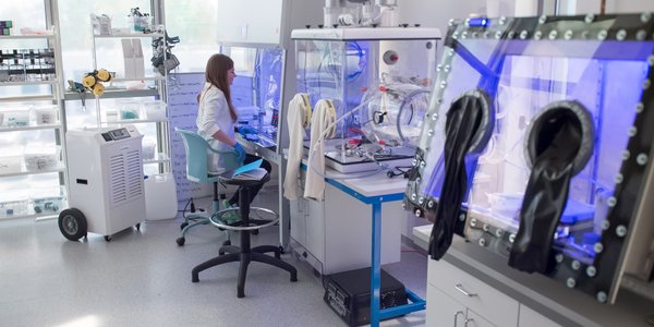 Saule na sprzedaż. Zbrojeniówka przejmie technologię ultracienkiej fotowoltaiki?