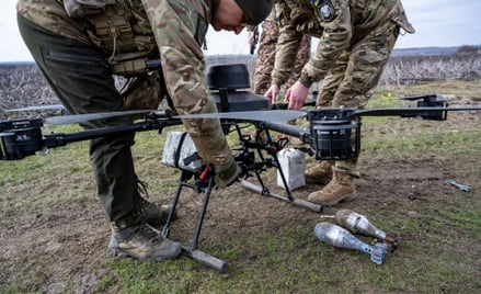 Nagrania z dronów można wykorzystać do szkolenia modeli AI w zakresie podejmowania decyzji na polu b