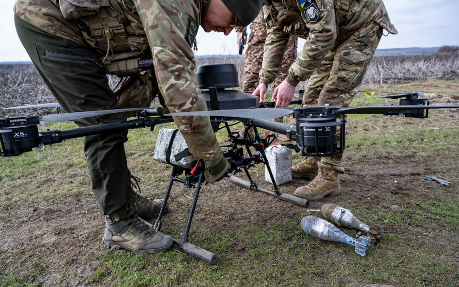 Nagrania z dronów można wykorzystać do szkolenia modeli AI w zakresie podejmowania decyzji na polu b