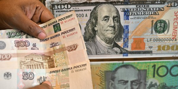 Popyt na dolary i euro w Rosji wzrósł 12-krotnie — Rosjanie uciekają od rubla
