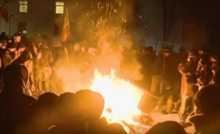 Protestujący rozpalili ogniska wokół parlamentu