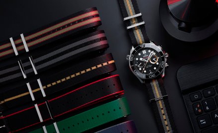 Nabywca zegarka Omega Seamaster Diver 300M Chronograph 007 First Light ma do wyboru kolekcję specjal