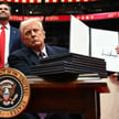 Donald Trump prezentuje jedno z podpisanych przez siebie rozporządzeń.