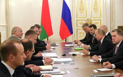 Aleksandr Łukaszenko i Władimir Putin spotkani się w piątek w Petersburgu