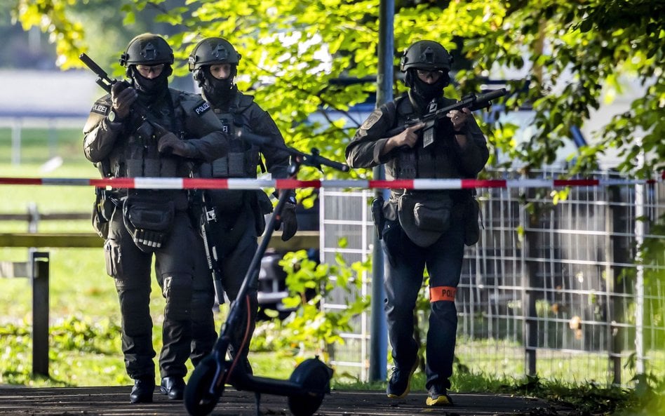 Policja w pobliżu toru wyścigów konnych Schachen po strzelaninie w Aarau w Szwajcarii
