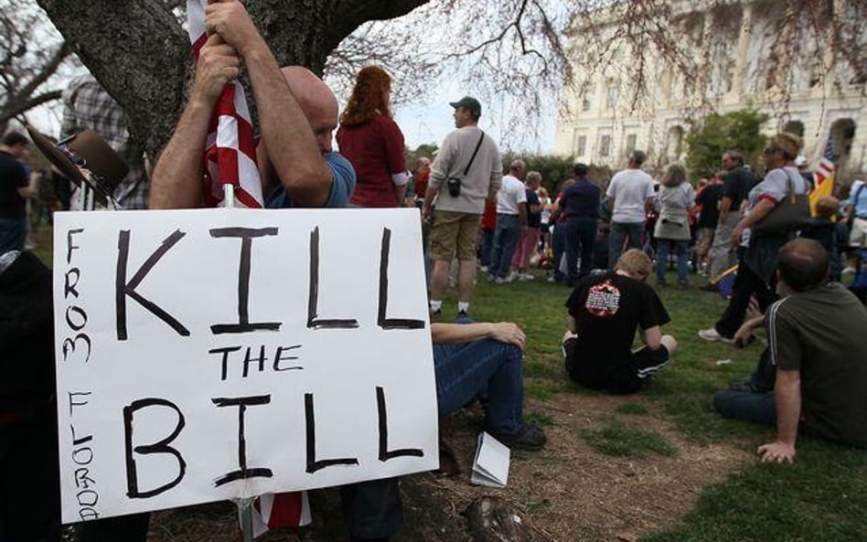 Nabój, biały proszek i trumna dla polityków