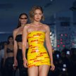 Topmodelka Gigi Hadid w nietypowej sukience podczas pokazu kolekcji Vetements na paryskim tygodniu m