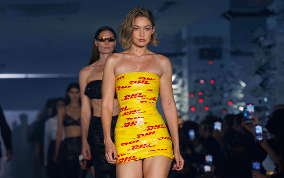 Topmodelka Gigi Hadid w nietypowej sukience podczas pokazu kolekcji Vetements na paryskim tygodniu m