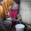 Niemieckie organizacje humanitarne dostarczają wodę syryjskim uchodźcom w Libanie