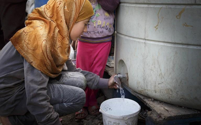Niemieckie organizacje humanitarne dostarczają wodę syryjskim uchodźcom w Libanie