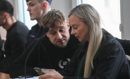 Oskarżony Łukasz Żak (2P) na sali rozpraw Sądu Rejonowego dla Warszawy-Śródmieścia