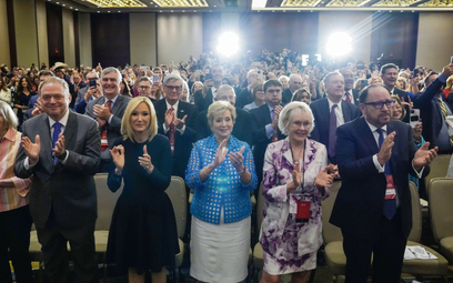 Publiczność oklaskuje byłego prezydenta Donalda Trumpa. gdy ten wygłasza uwagi podczas szczytu Ameri