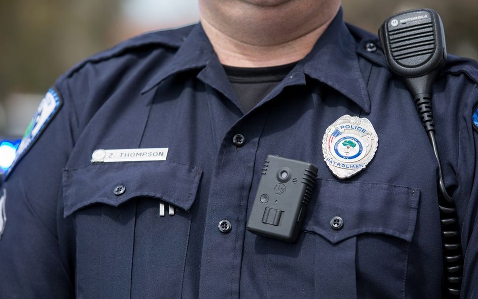 Policjant zwolniony po aresztowaniu dwóch sześciolatków