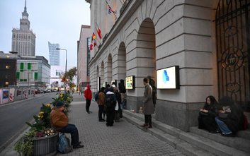 Przed budynkiem Filharmonii Narodowej od wczesnych godzin porannych ustawia się długa kolejka meloma