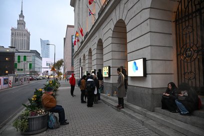 Przed budynkiem Filharmonii Narodowej od wczesnych godzin porannych ustawia się długa kolejka meloma