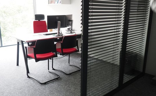 Duże okna od podwórza doświetlają wnętrza