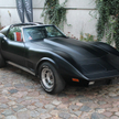 Chevrolet Corvette C3. Pod długą maską pracuje niemal 200-konny silnik 5.7 V8.