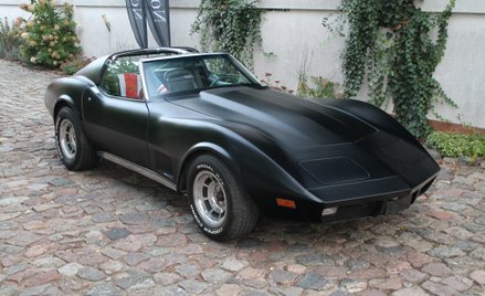 Chevrolet Corvette C3. Pod długą maską pracuje niemal 200-konny silnik 5.7 V8.