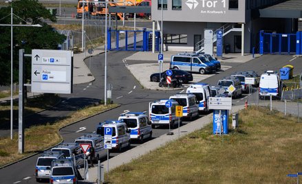 Niemiecka policja na na lotnisku Lipsk/Halle