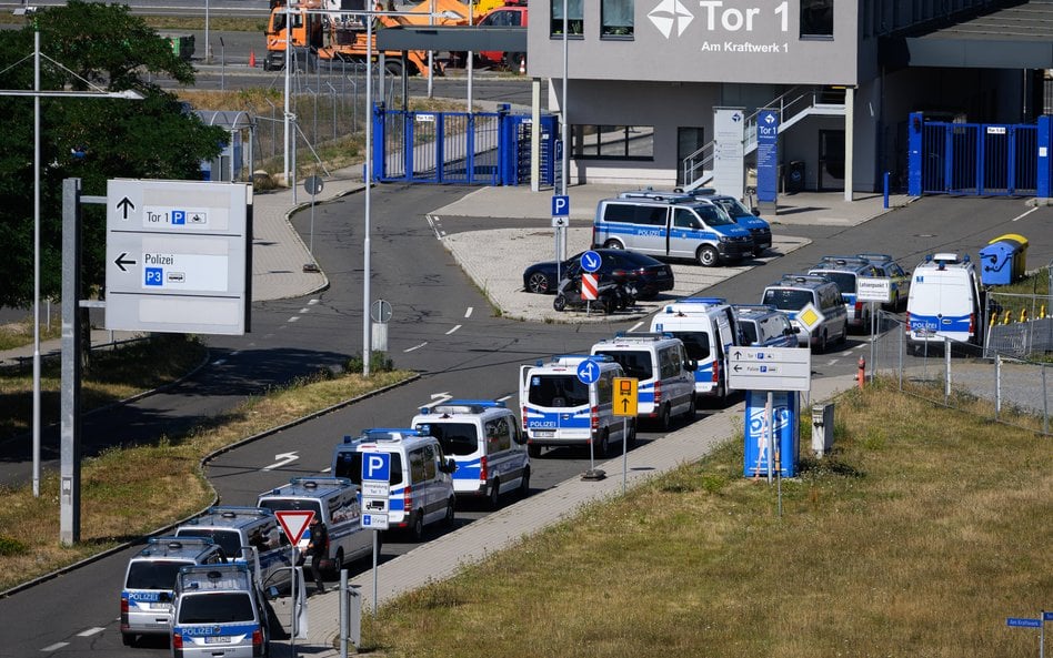 Niemiecka policja na na lotnisku Lipsk/Halle