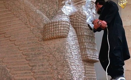 Propaganda wandalizmu. Niszczenie skrzydlatego byka z ludzką twarzą. W VII w. p.n.e. strzegł bramy N