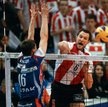 Matej Cernic (Resovia) atakuje w swoim stylu, odbijając blok Michała Ruciaka