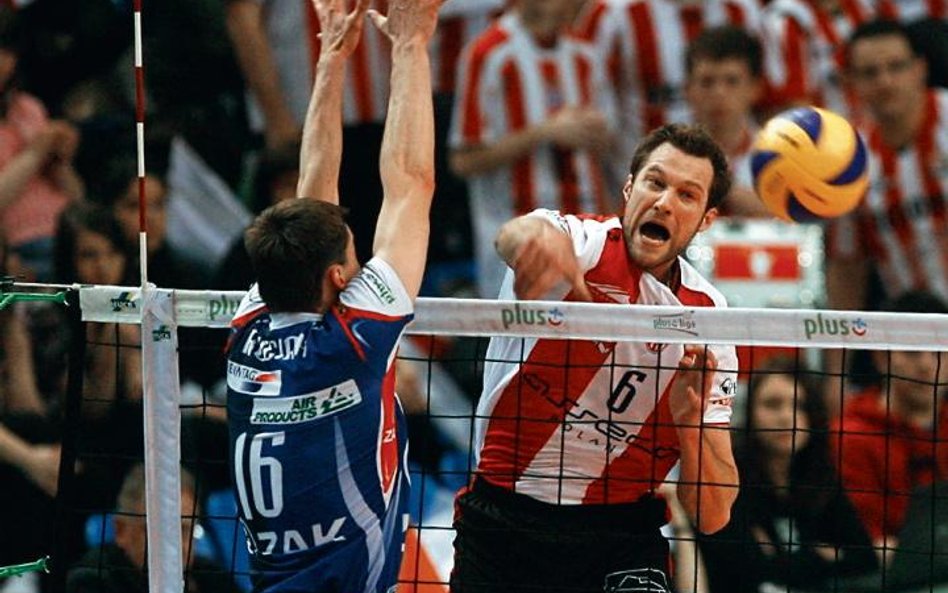 Matej Cernic (Resovia) atakuje w swoim stylu, odbijając blok Michała Ruciaka