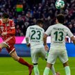 Robert Lewandowski zdobywa bramkę na 3:2 dla Bayernu w meczu z Werderem Brema