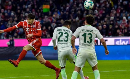 Robert Lewandowski zdobywa bramkę na 3:2 dla Bayernu w meczu z Werderem Brema