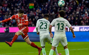 Robert Lewandowski zdobywa bramkę na 3:2 dla Bayernu w meczu z Werderem Brema