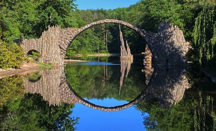 Most Rakotzbrücke w Parku Azalii i Różaneczników w Kromlau