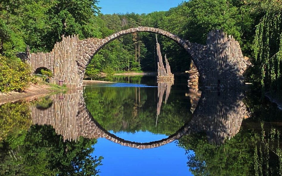 Most Rakotzbrücke w Parku Azalii i Różaneczników w Kromlau Autor biura Geoparku Łuk Mużakowa