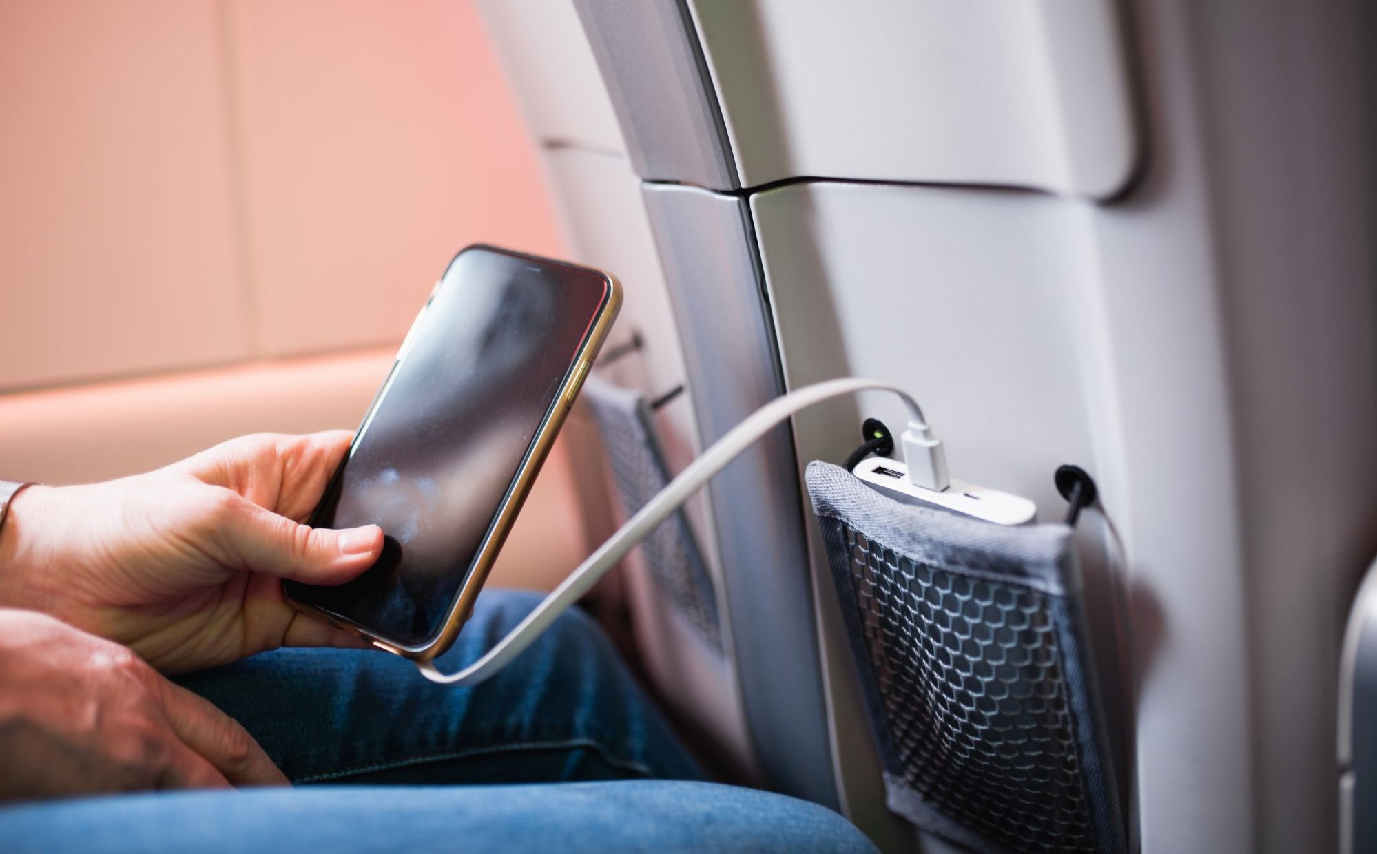 Emirates zakazują używania powerbanków na pokładach samolotów