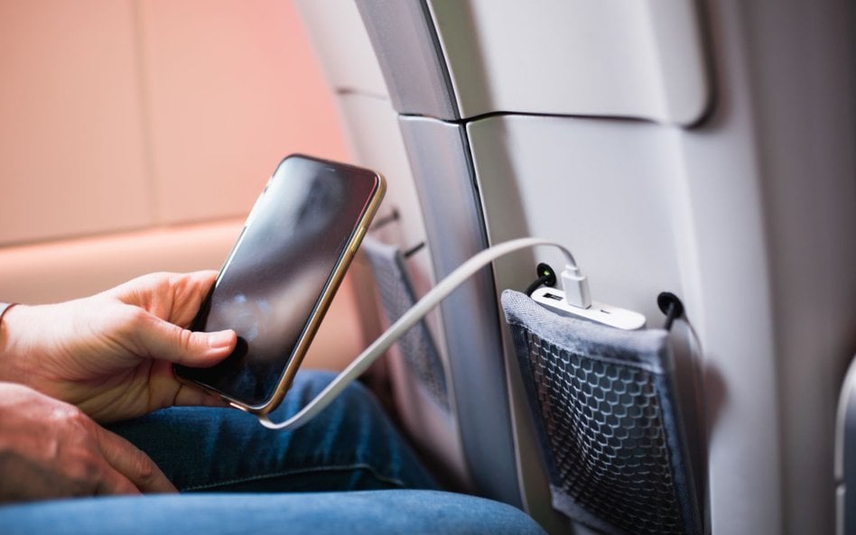 Emirates zakazują używania powerbanków na pokładach samolotów