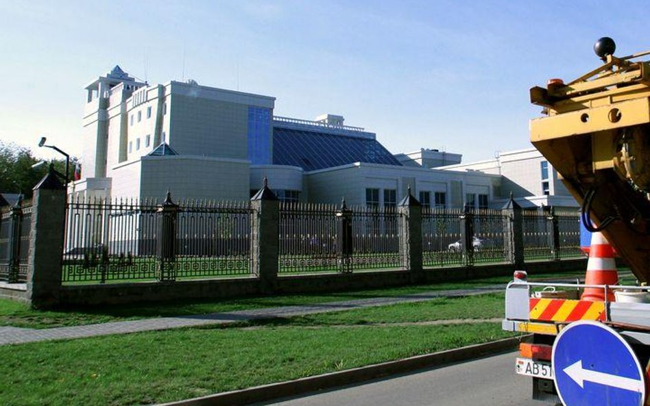 Napastnicy rzucili przez płot ambasady trzy butelki z łatwopalnym płynem.