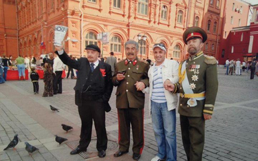 Od lewej: Lenin (pierwszy z lewej, z partyjną gazetą "Iskra"), Stalin ( z nieodłączną fajką) i Mikoł