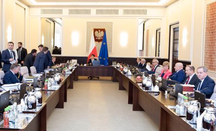 Ministrowie smarują z obu stron kromkę masłem