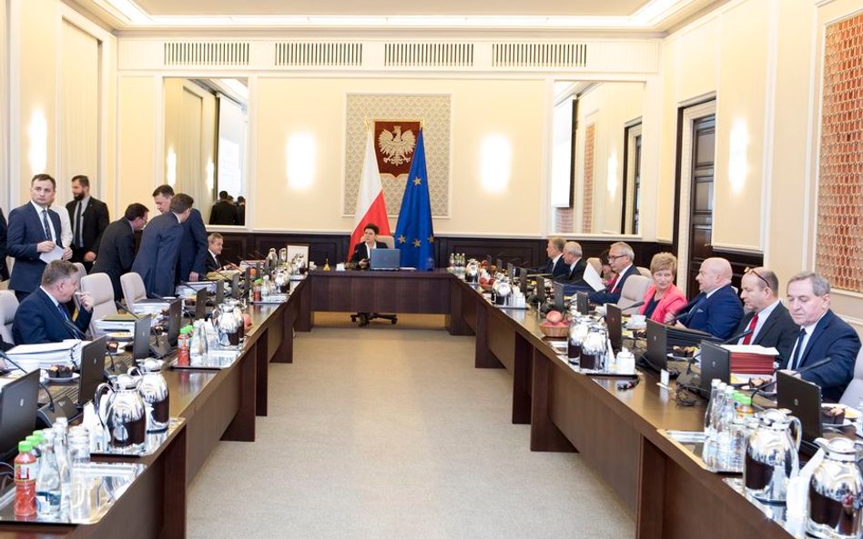 Ministrowie smarują z obu stron kromkę masłem