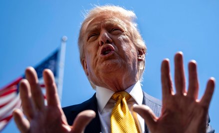 Donald Trump ostrzeżenia przed AI nazywa „oszustwem”.