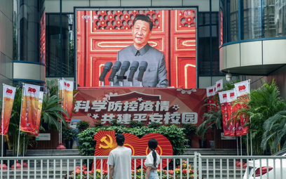 Mieszkańcy Szanghaju oglądają transmisję przemówienia Xi Jinpinga, który w 100. rocznicę utworzenia 