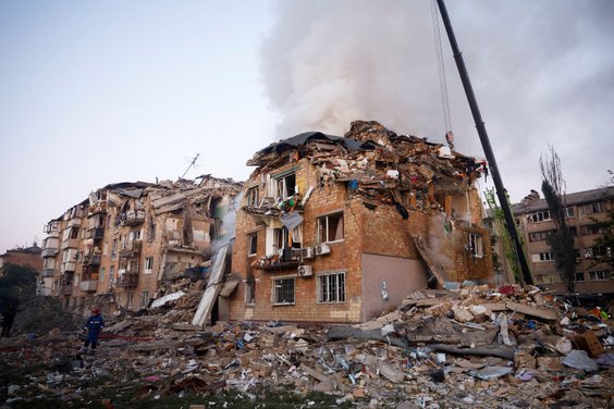 Uszkodzony budynek w Kijowie