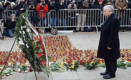 Jarosław Kaczyński złożył kwiaty przed Pałacem Prezydenckim